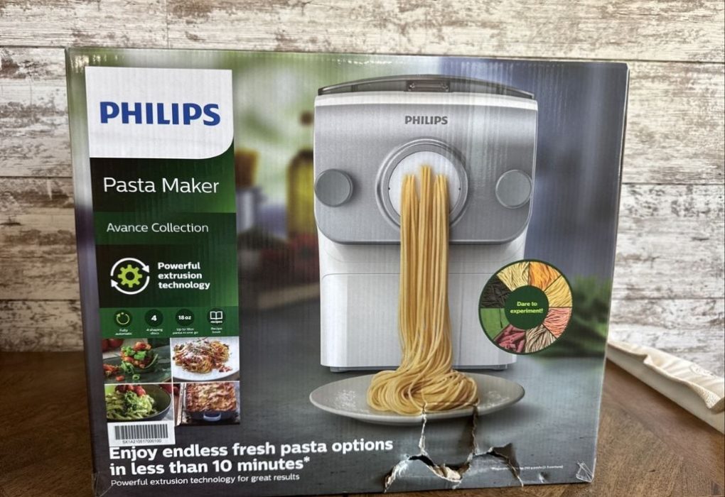 Close-up of Philips HR2375/06 pasta and noodle maker in use